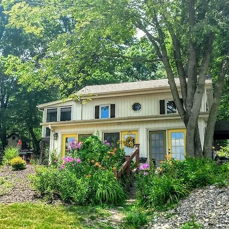 Cottage On The Mississippi Venue And Dog Friendly Le Claire Exterior photo