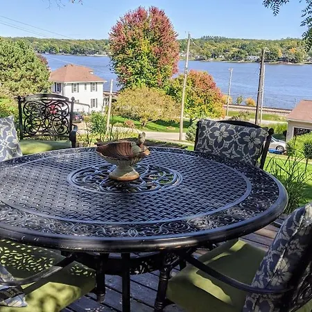 Cottage On The Mississippi Venue And Dog Friendly Le Claire Exterior photo